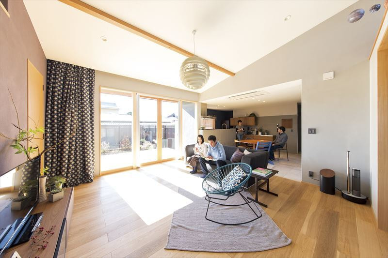 平屋の板張りの家