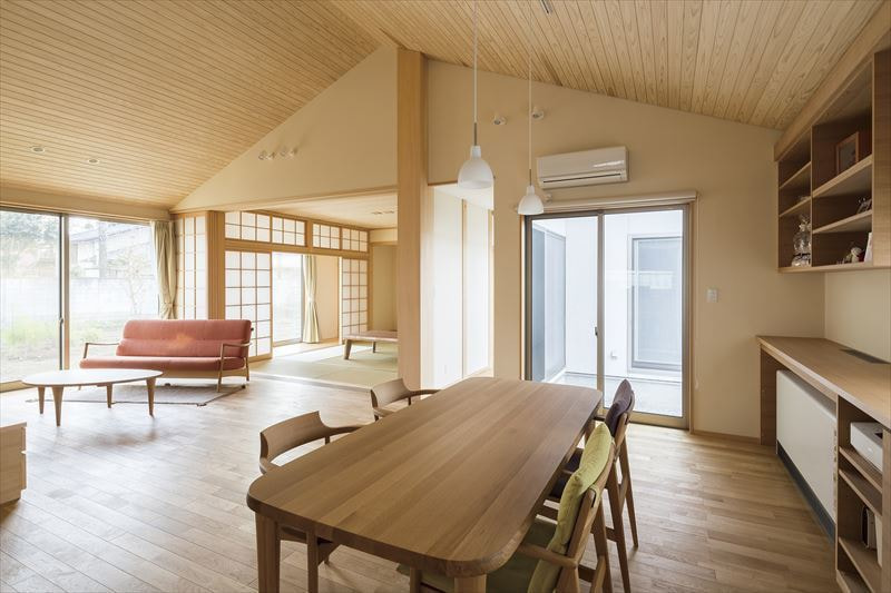 瓦屋根で平屋の家