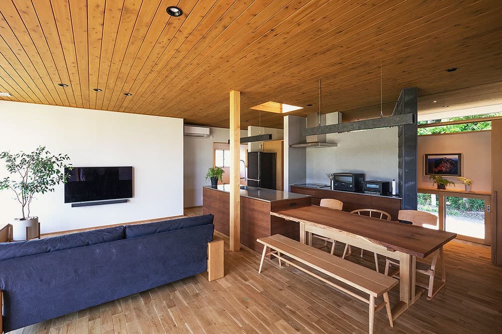 はすかいのいえ−表裏つくる斜め壁−