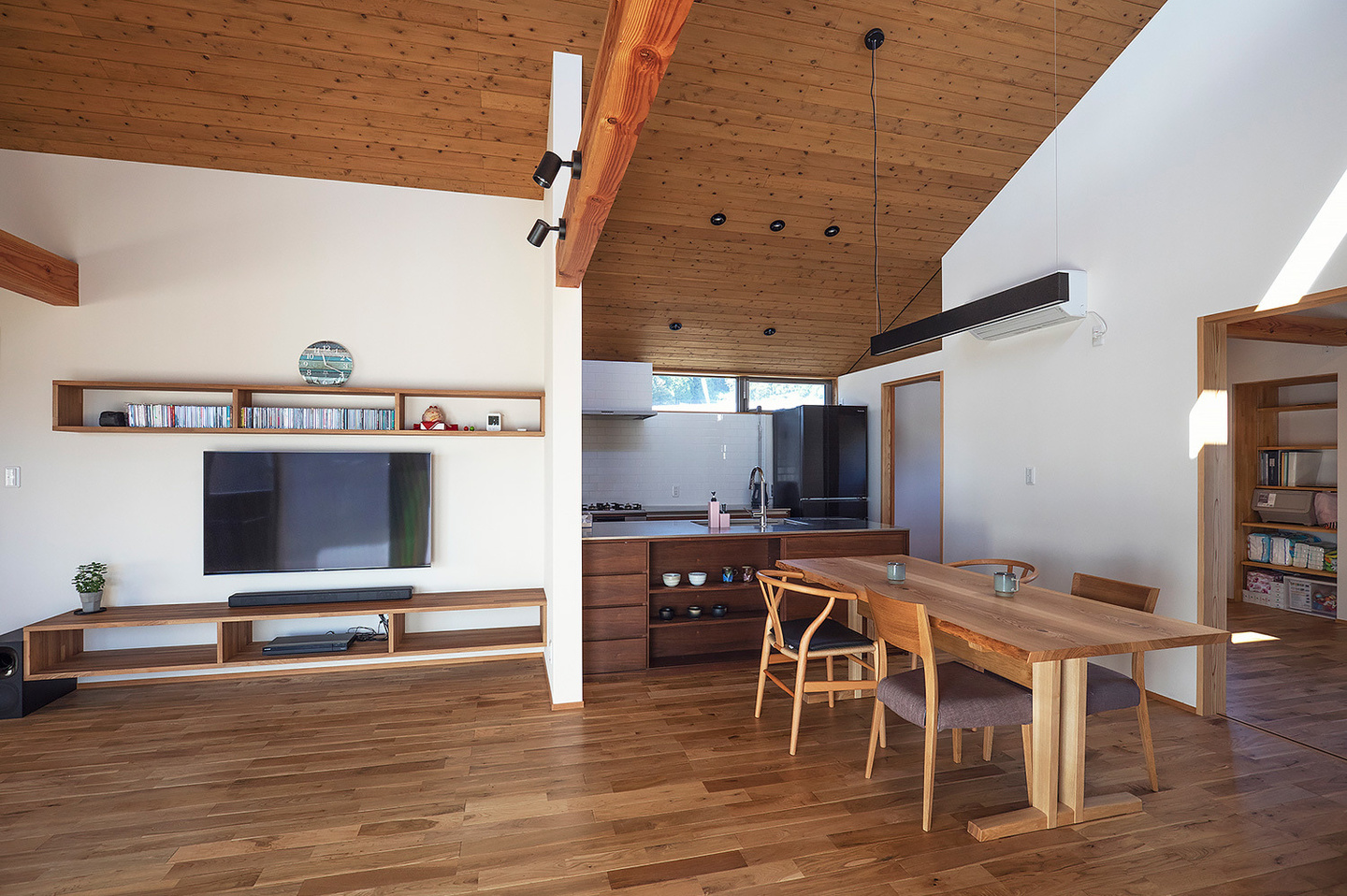 昼間は自然光が入り明るいリビング