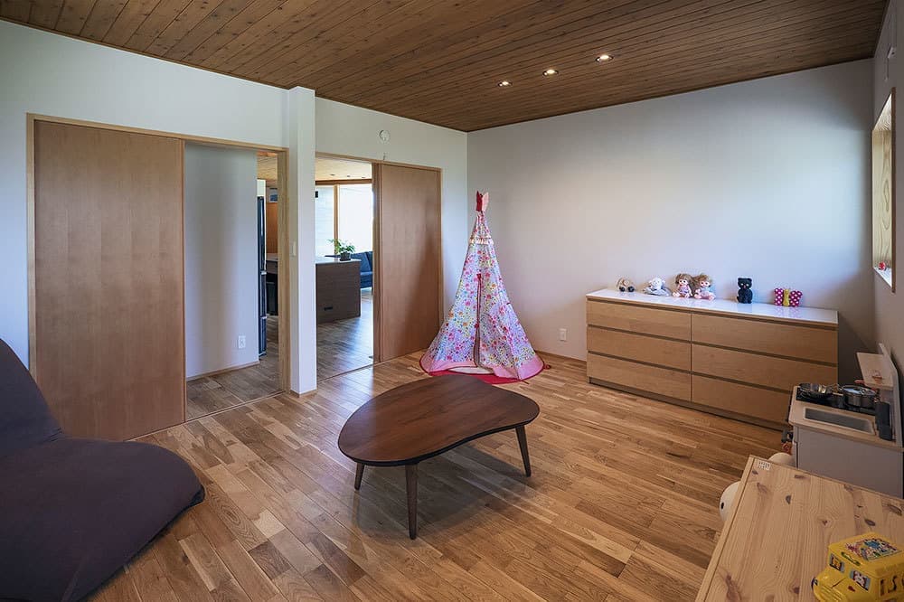 はすかいのいえ−表裏つくる斜め壁−