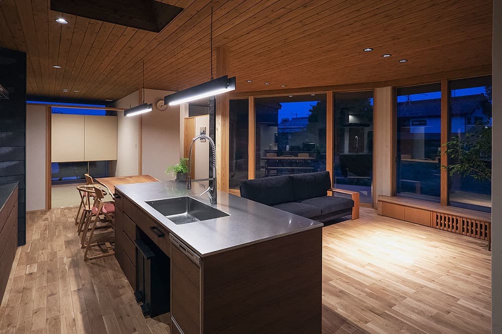 はすかいのいえ−表裏つくる斜め壁−