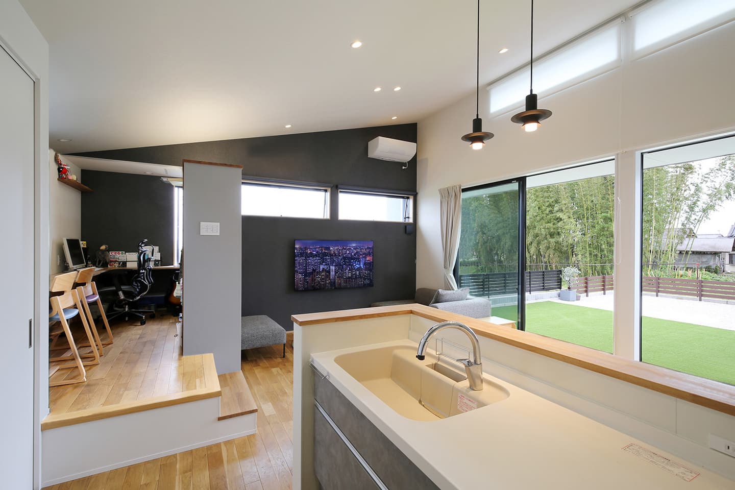 小上がりスタディースペースのあるコの字の家