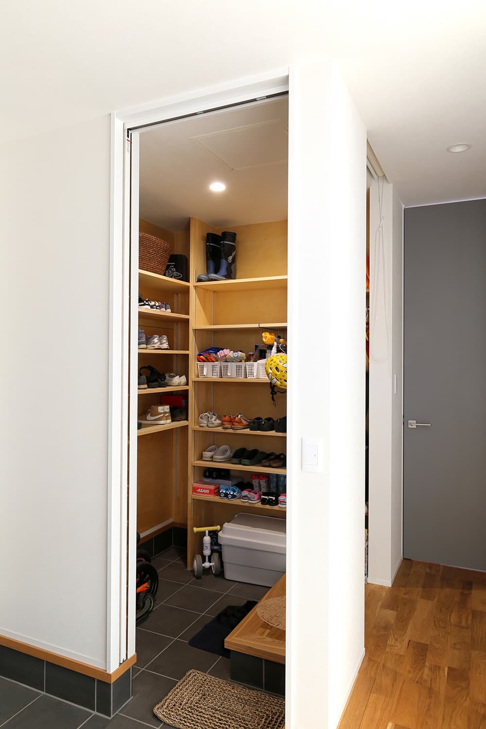 小上がりスタディースペースのあるコの字の家