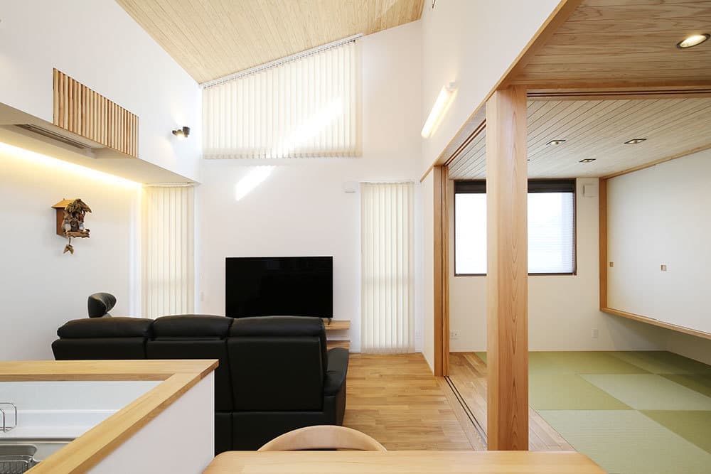 南北に長いビルトインガレージ付きの平屋