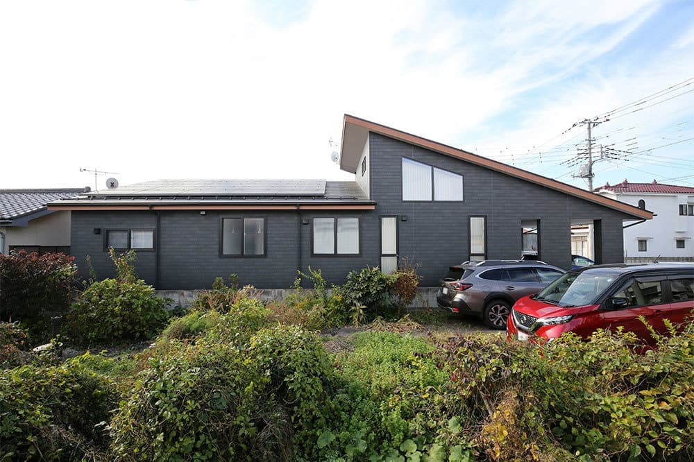 南北に長いビルトインガレージ付きの平屋
