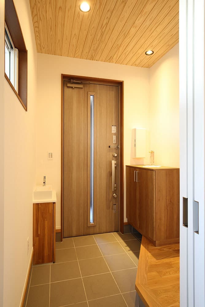 南北に長いビルトインガレージ付きの平屋