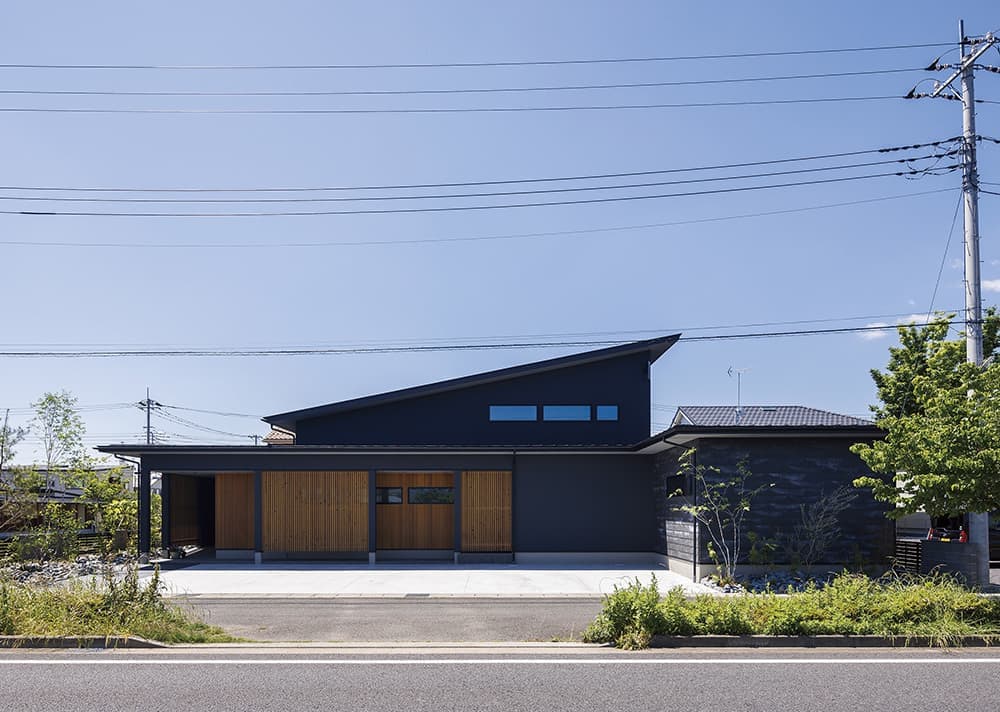 グレージュと木の雰囲気のあるスキップフロアの家