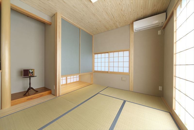 地窓があり風が抜ける和室