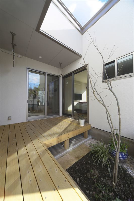 風が抜けるように配慮した中庭スペース