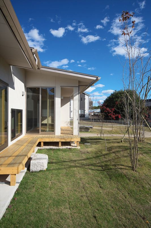 自然が感じられる雑木が多い庭