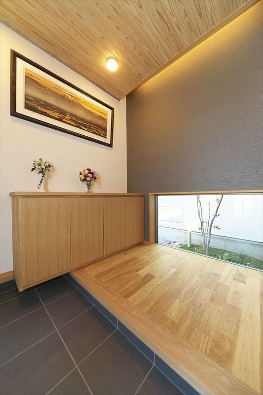 坪庭が見える玄関