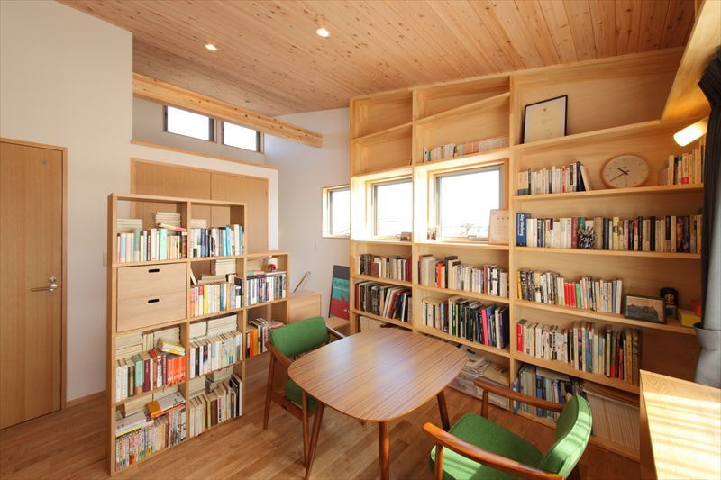 猫と暮らす2階ホールに書斎のある家
