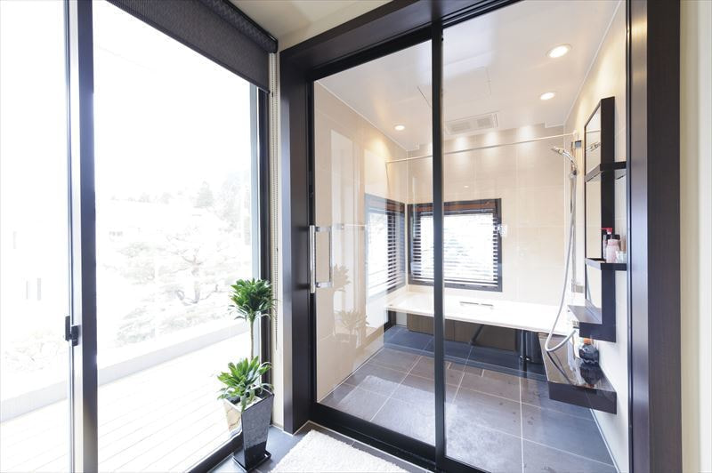 2階のお風呂は明るく開放的