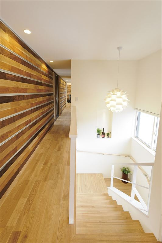 廊下の壁は色分けしたフローリング壁