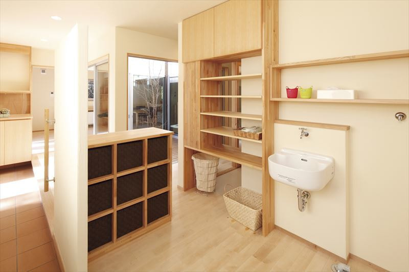 収納棚が多い洗濯コーナー