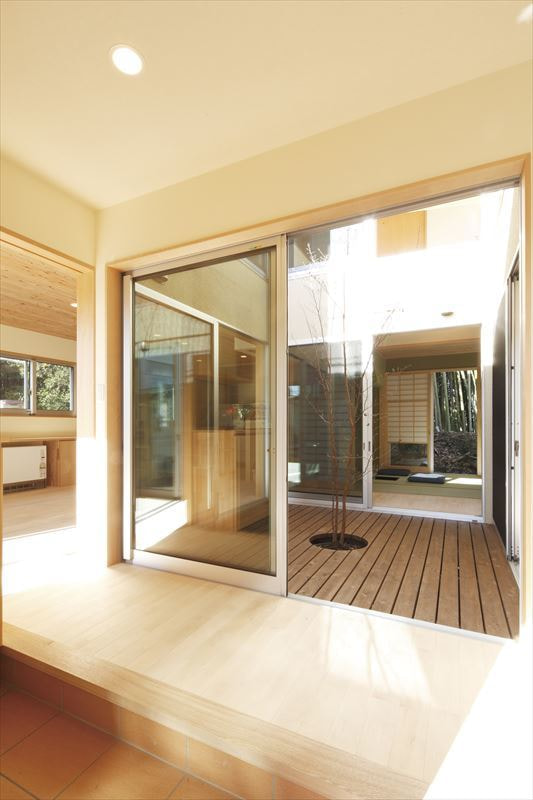 玄関を開けると正面に中庭