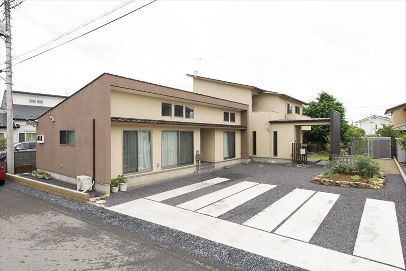 世帯をつなぐ趣味部屋のある2世帯住宅