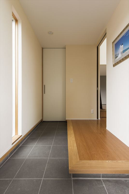 世帯をつなぐ趣味部屋のある2世帯住宅