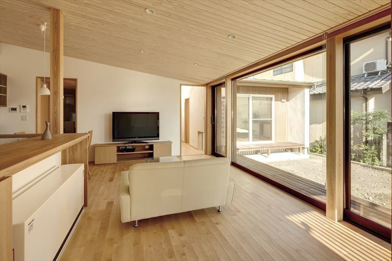 明るい自然素材でできたLDK