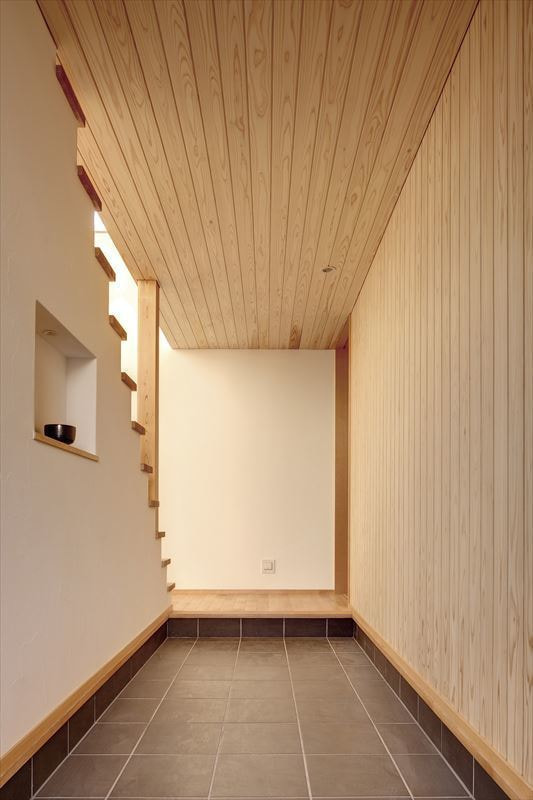 飾り棚が印象的な玄関