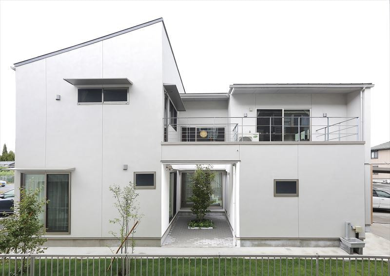 中庭の上にブリッジバルコニーがあります