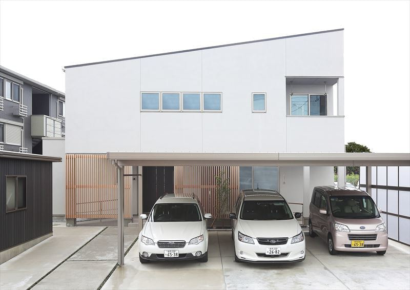 シンプルな外観に槇材の格子