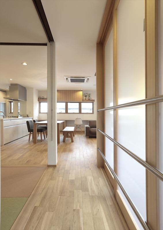 階段部分はオープンにできる引戸で仕切る