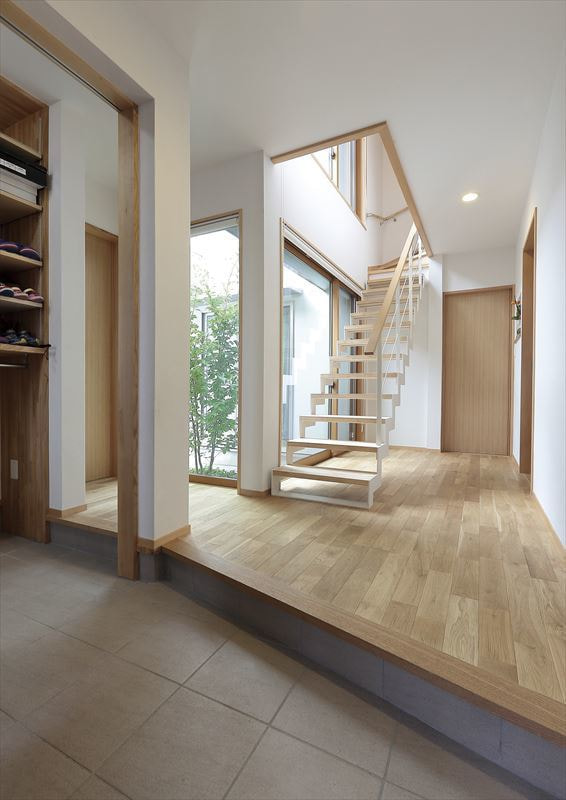 オープン階段と玄関から見える中庭