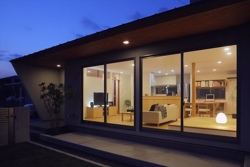 シャープな軒先の家