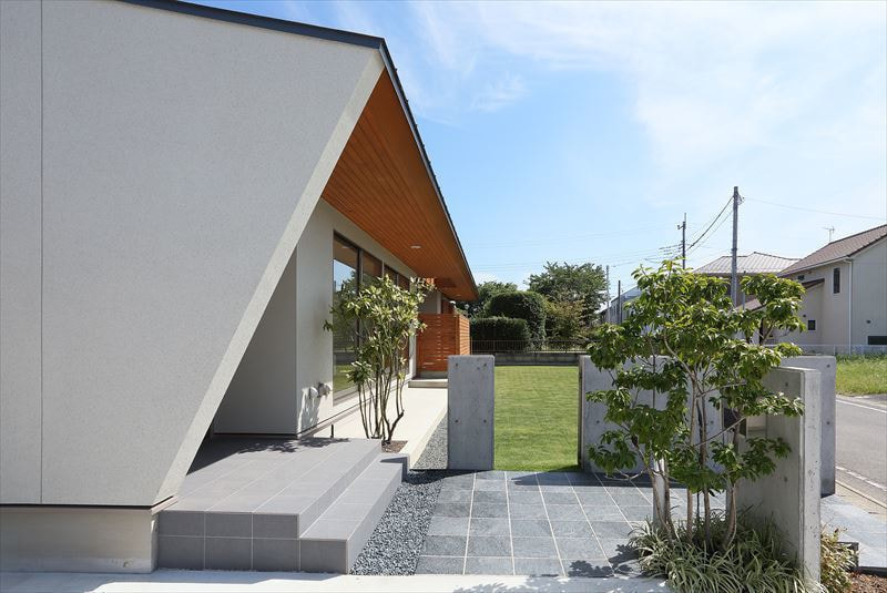 シャープな軒先の家