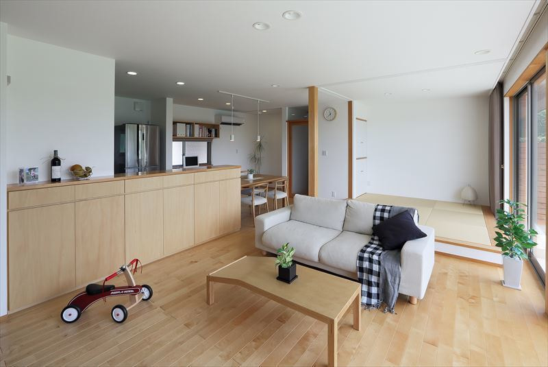 シャープな軒先の家