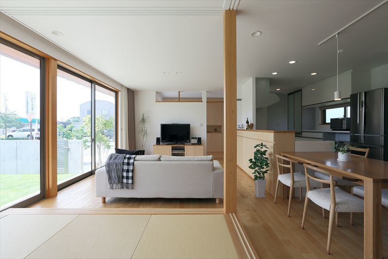 シャープな軒先の家