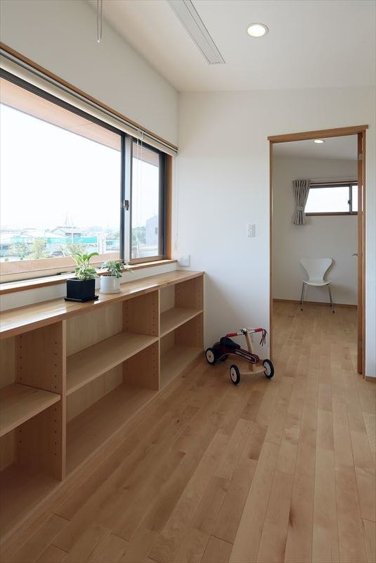 シャープな軒先の家