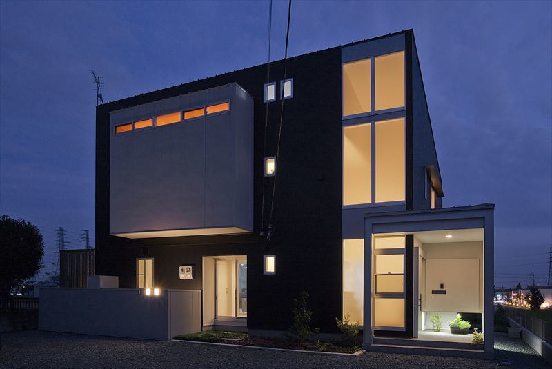 大開口の窓から自然を感じられる家