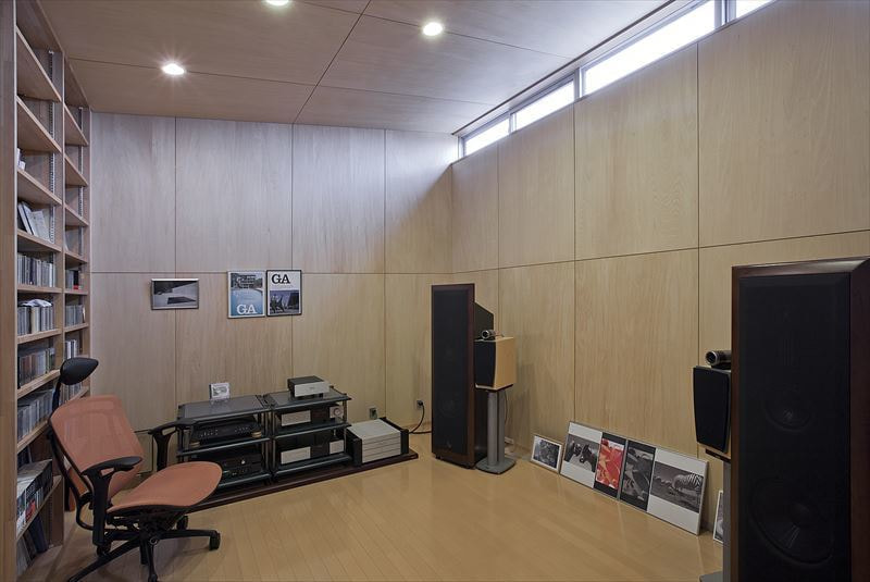 大開口の窓から自然を感じられる家