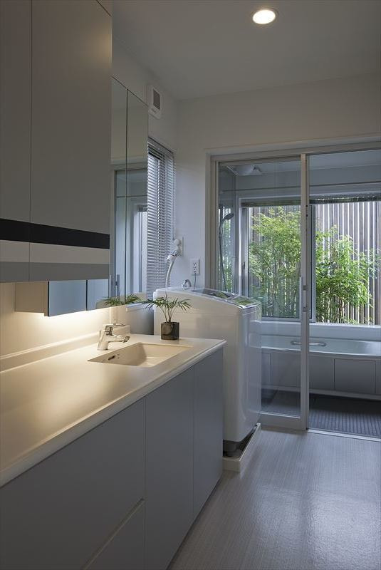 大開口の窓から自然を感じられる家