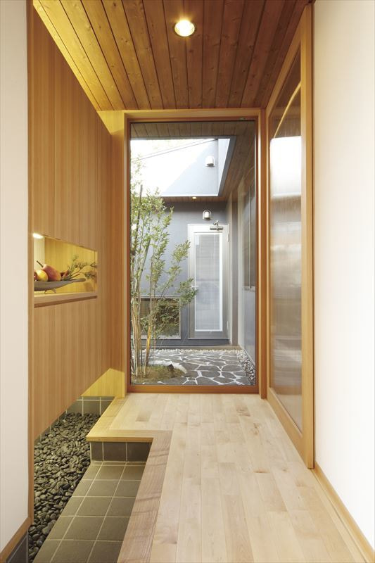 玄関を入ると中庭が見えます