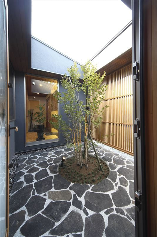 北側の玄関前の中庭
