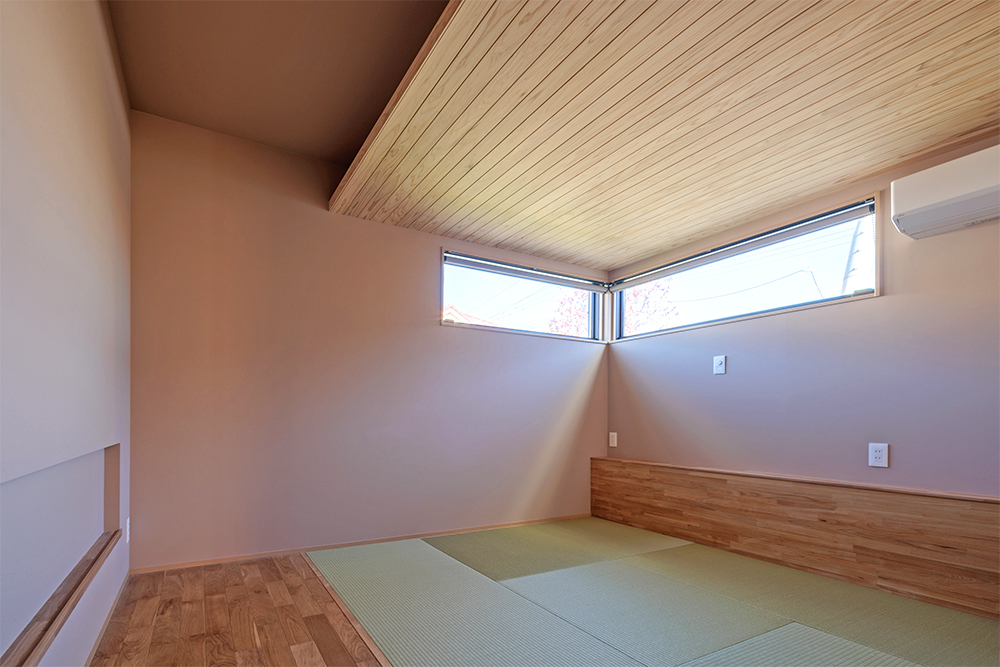 秘密基地と2つの中庭のある平屋の家