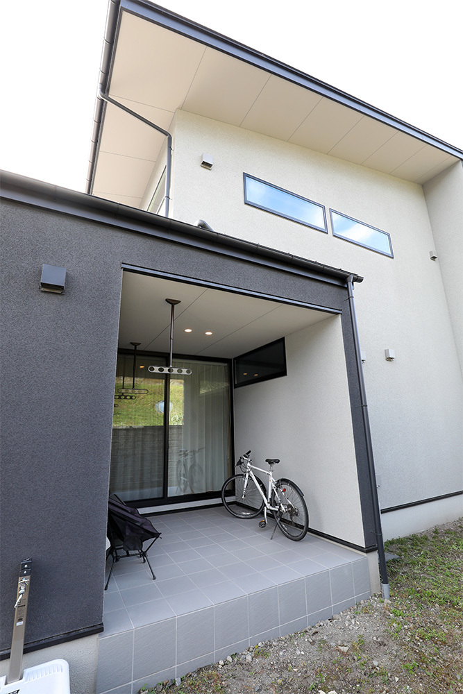 空間をつなぐ造作家具とヌックのある家