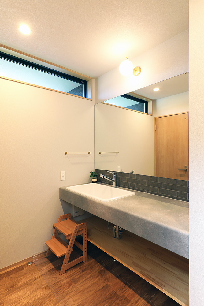 空間をつなぐ造作家具とヌックのある家