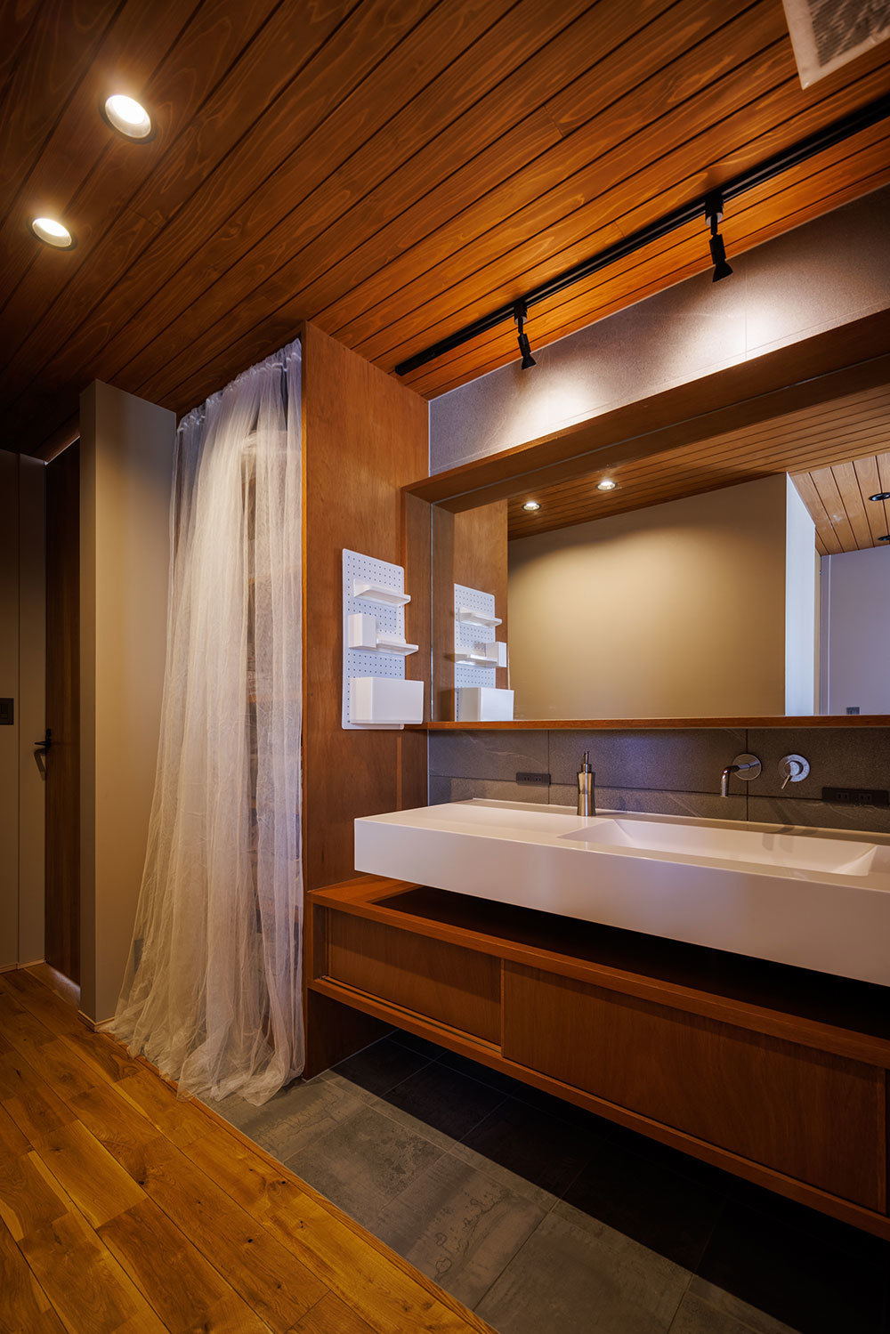 ホテルのイメージにした造作洗面台