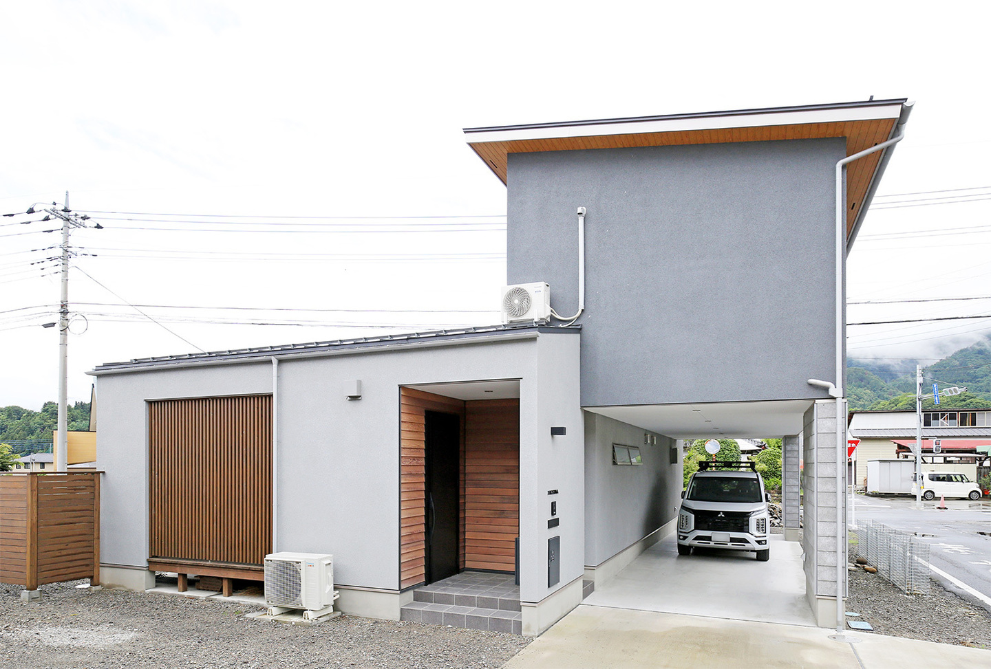 1階と2階を互い違いにしてできたガレージ