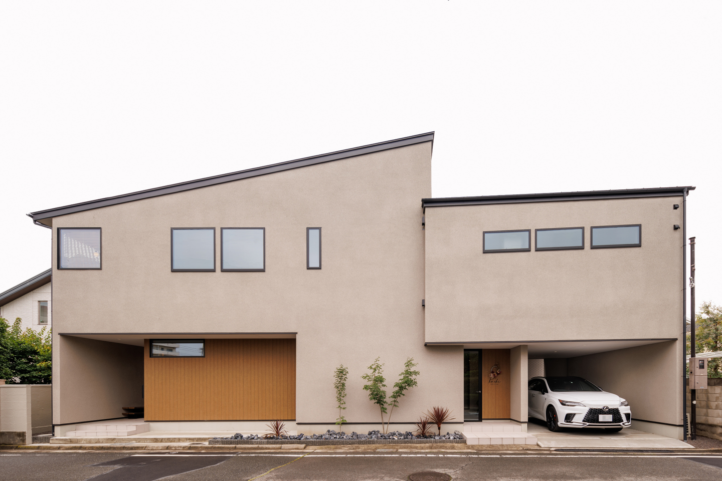 穏やかな雰囲気の漂う2階LDKのグレージュカラーの家
