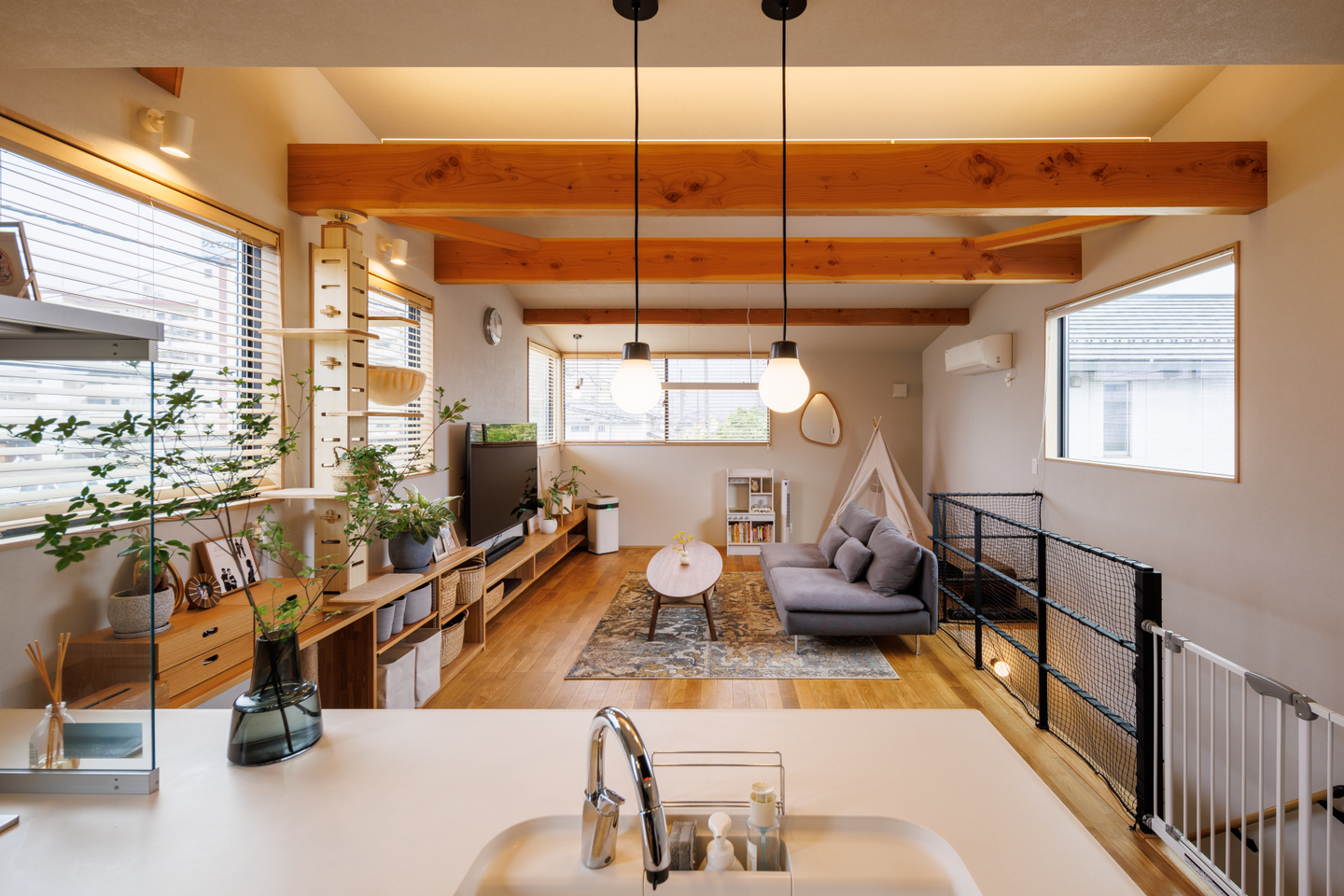 構造の梁を現しにした2階LDK