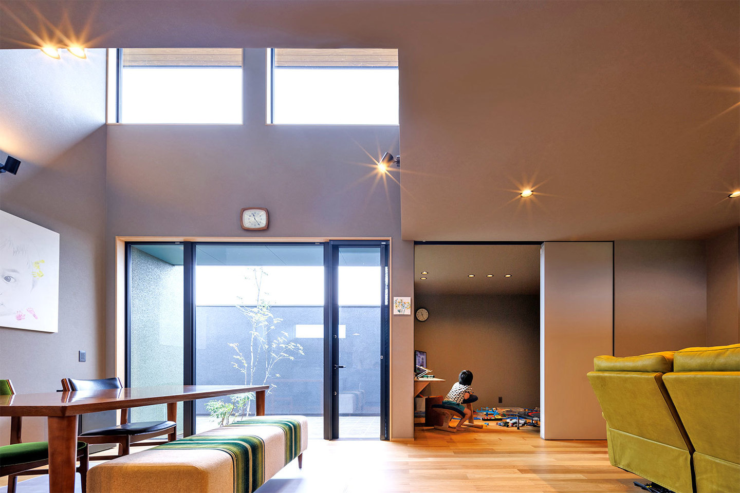 吹抜から燦燦と光が降り注ぐ明るいLDK