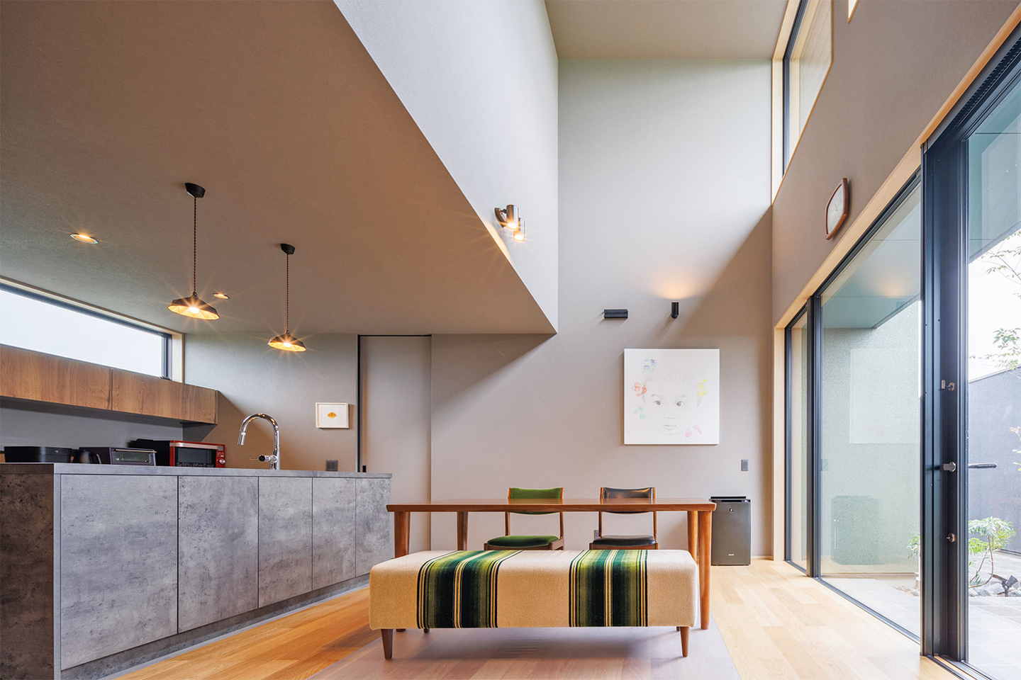 中庭との一体感がありながら アクセントウォールでプライベート感を実現したLDK