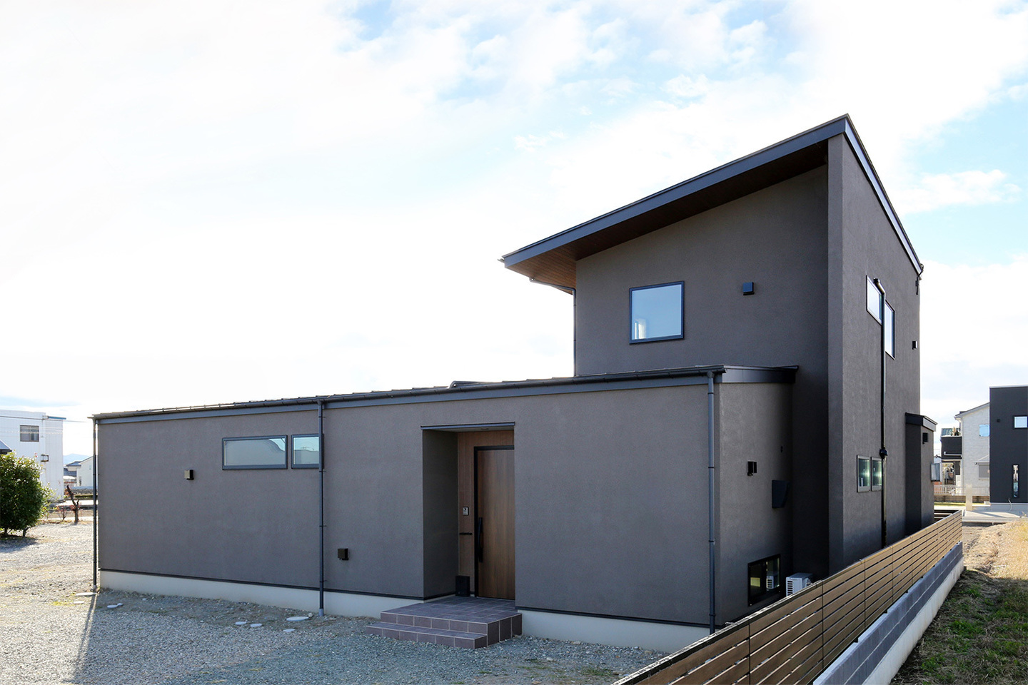 建物形状をL型にすることでプライバシーを確保した外観