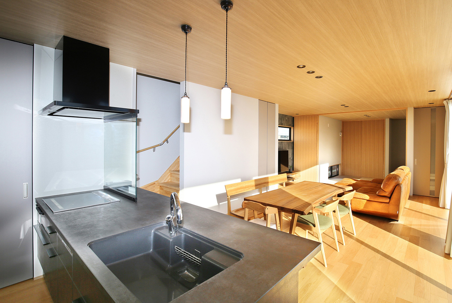 一直線に並べ、南側にレイアウトしたLDK